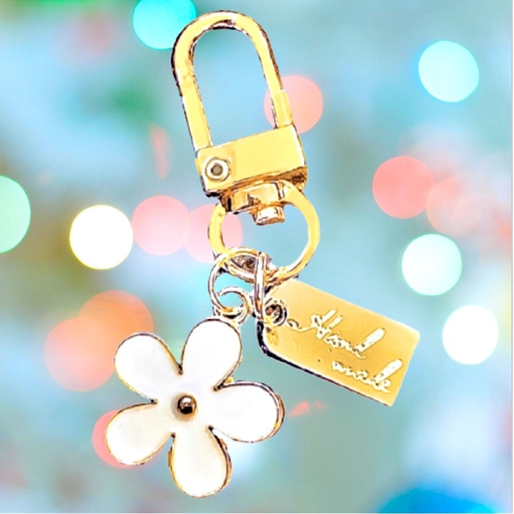 W White Gold Flower Keychain Boutique Item Brand New - BAG CHARM - Picture 2 of 16